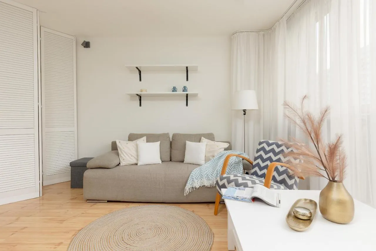 Central Warsaw Apartment With Home Office By Rentersの連絡先